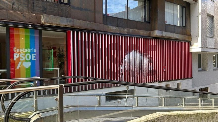 El PSOE denuncia los ataques a su sede en Cantabria y las amenazas a sus diputados por apoyar la investidura de Sánchez