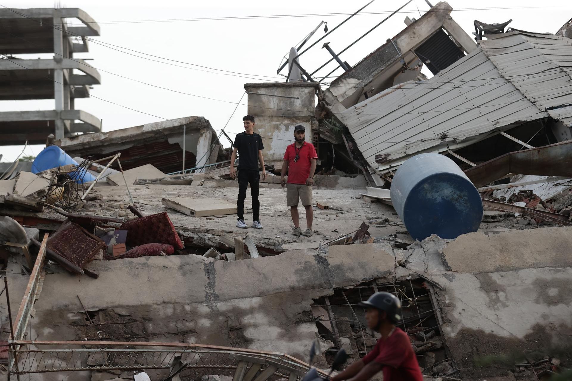 Residentes observan los destrozos causados en uno de los edificios dañados por los terremotos, en la localidad de Catia La Mar, en el estado costero de La Guaira (Venezuela) este jueves.