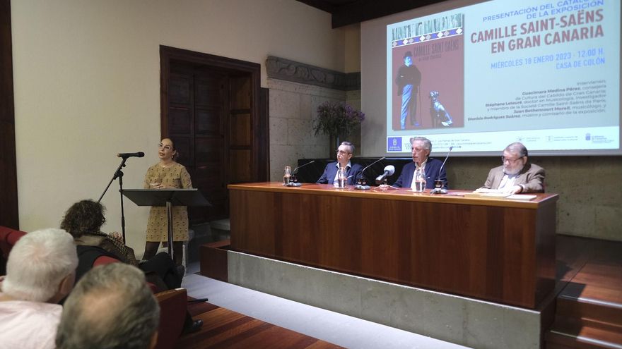 Guacimara Medina se dirige al público durante la presentación del catálogo