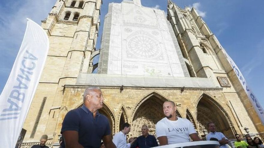 Carlos S. Campillo / ICAL Los futbolistas y campeones del mundo Roberto Carlos y Mazinho visitan la Catedral de León para participar en una actividad previa a su intervención en el Foro Internacional del Deporte