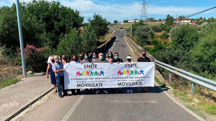 Vecinos de Alcolea se concentran para exigir el nuevo puente de acceso a El Sol y Encinares