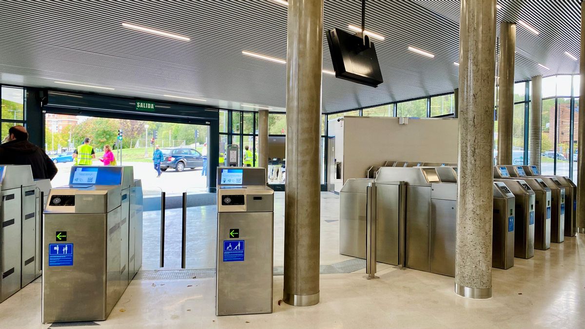 Dentro del vestíbulo nuevo de la estación de Anoeta de Donostia