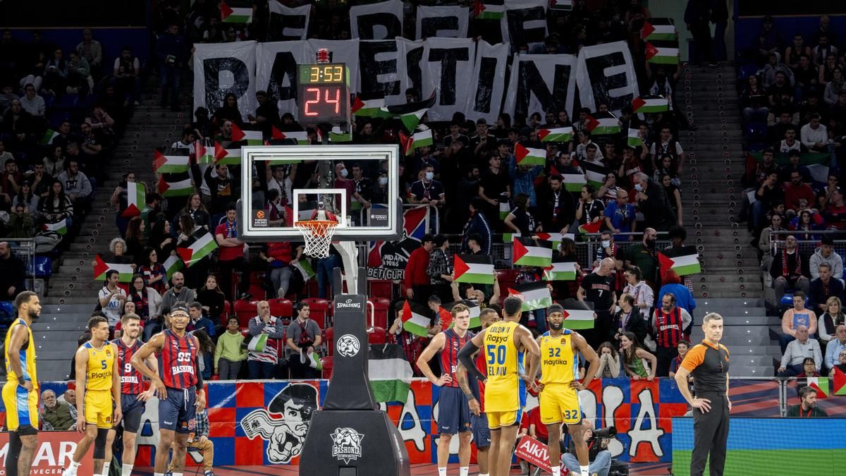 Varios aficionados del Baskonia muestran una pancarta, durante el partido contra el Maccabi Tel Aviv.