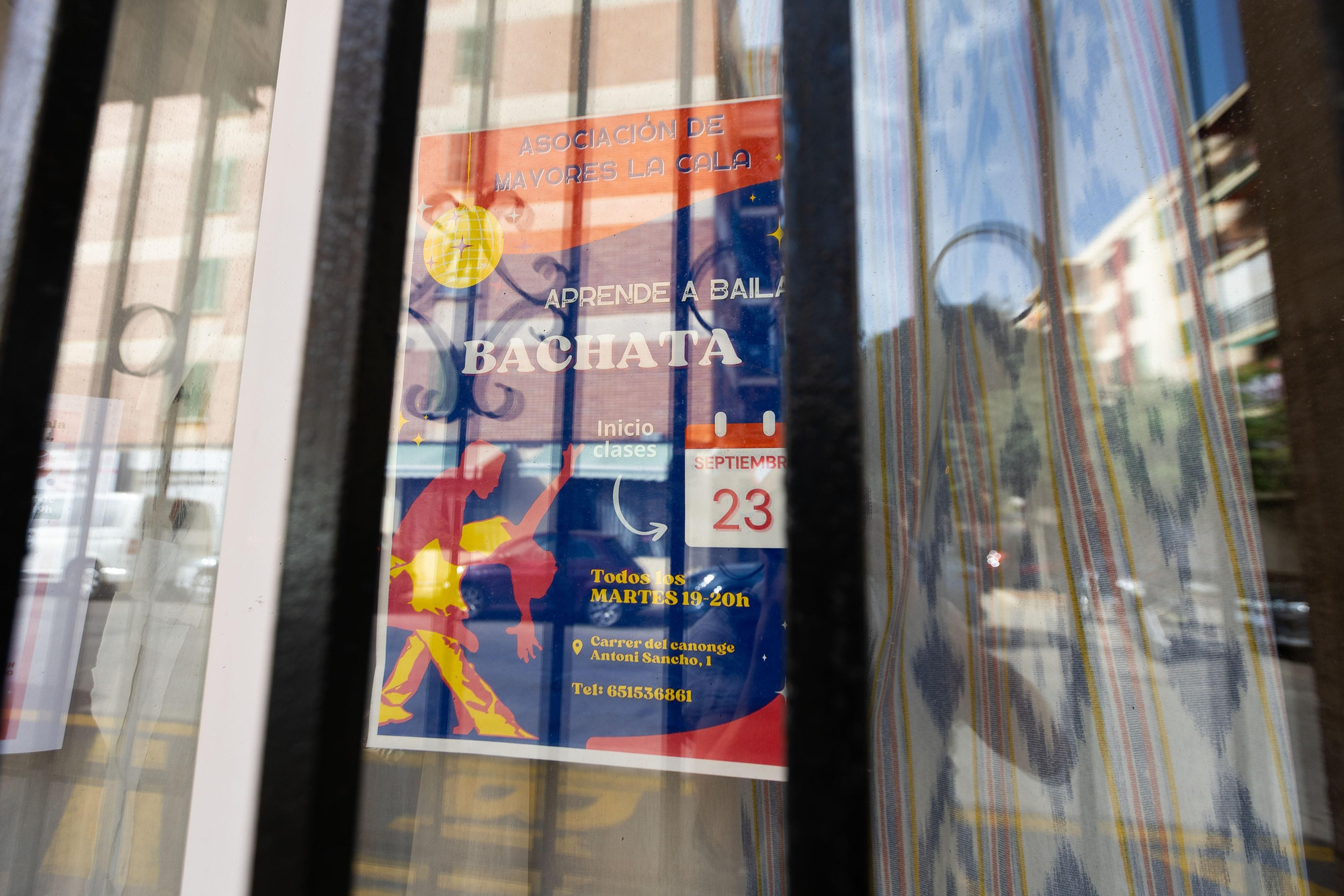 Carteles de actividades que aún cuelgan de las ventanas