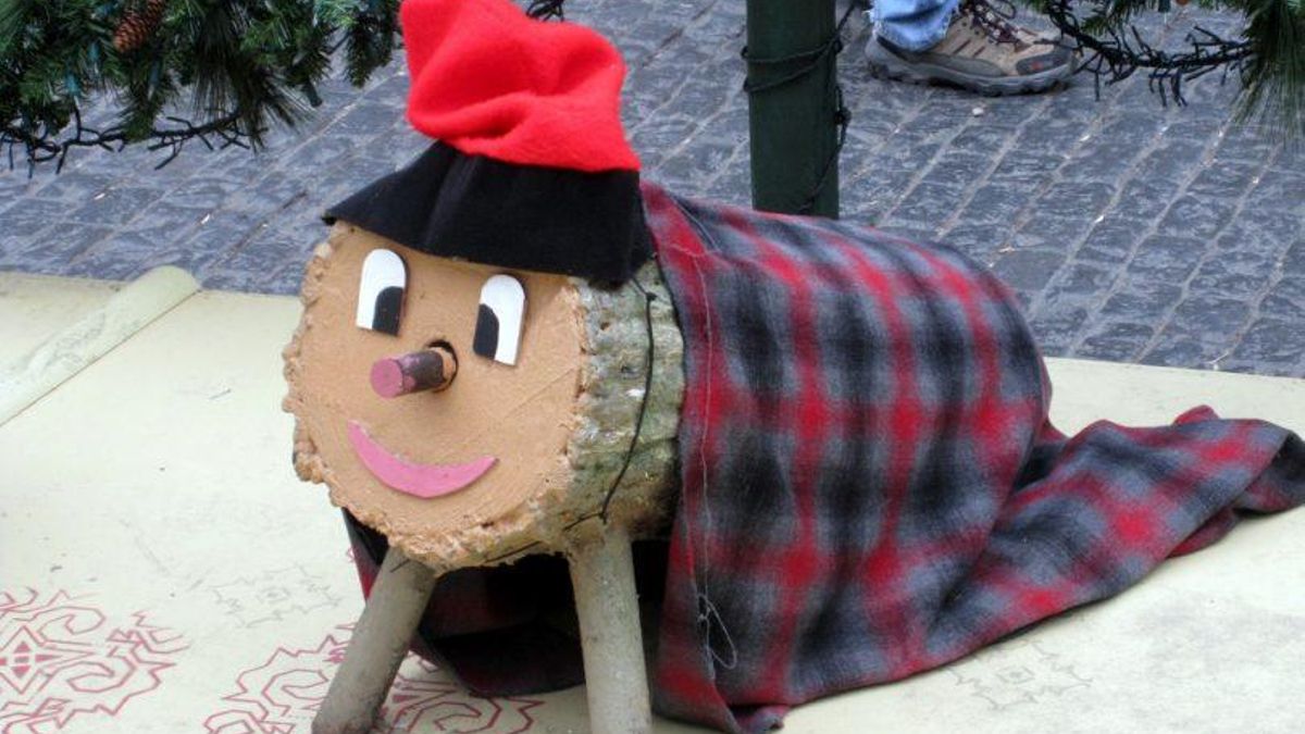 El tronco de cubre con una manta y una barretina, el gorro tradicional catalán