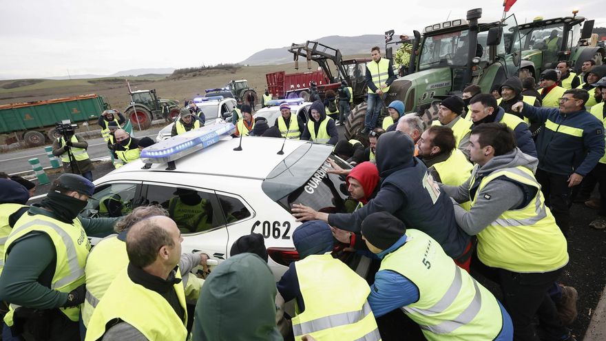 Agricultores mueven un coche de la Guardia Civil para acceder a Pamplona este jueves