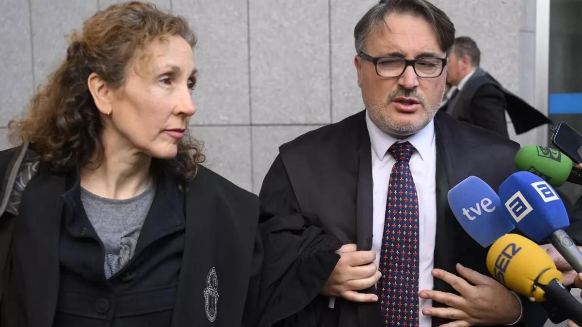 Los abogados Elena González y Javier Guillermo Muñoz Pereira, a las puertas de la Audiencia Provincial de Asturias, durante las sesiones del juicio.