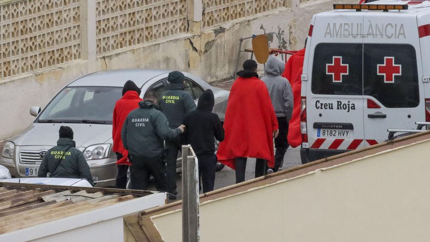 51 inmigrantes, 10 de ellos menores, entran a nado a Ceuta, y un marroquí muere ahogado