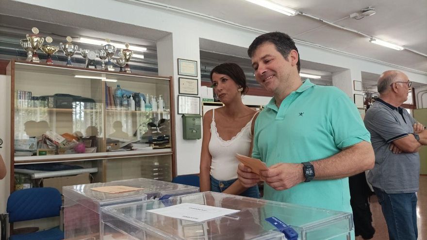La coordinadora de Podemos en Andalucía, Martina Velarde, en un colegio electoral de Granada junto al número dos de Sumar en la provincia, José Eduardo Muñoz