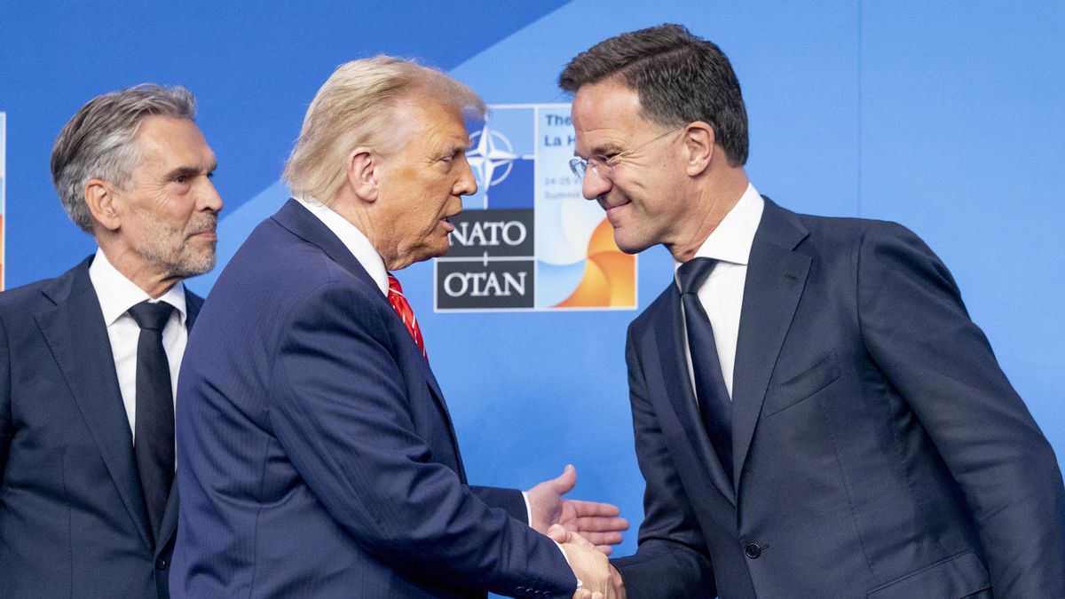 El secretario general de la OTAN, Mark Rutte, junto con el primer ministro neerlandés saliente, Dick Schoof, recibe al presidente estadounidense, Donald Trump, en la Cumbre de la OTAN en La Haya, el 25 de junio de 2025. EFE/EPA/KOEN VAN WEEL
