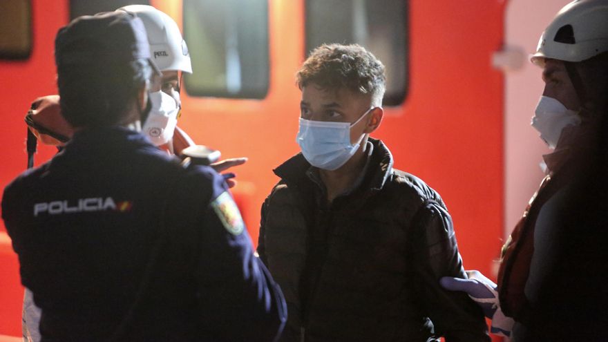 Un joven llega al muelle de Arguineguín tras ser rescatado por Salvamento Marítimo de una patera