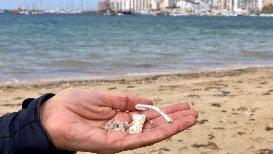 El aumento de pellets en Balears alerta a los ecologistas: "Se ha detectado un 30% más que en el resto del Mediterráneo"