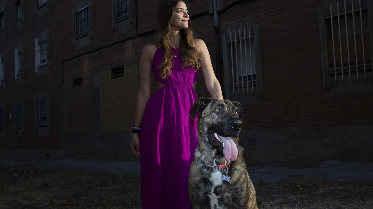 Una mujer posa con su perro en Moratalaz.