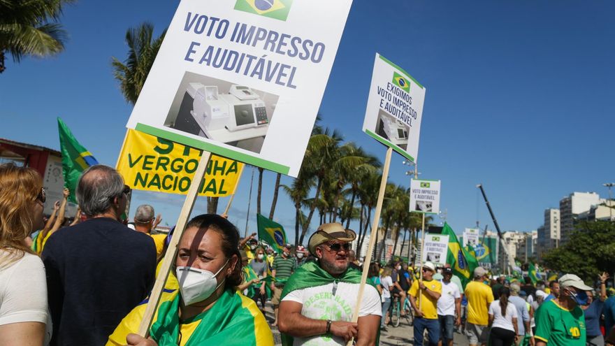 Bolsonaro, otro líder que se suma a la estrategia del "fraude electoral" mientras cae en las encuestas ante Lula