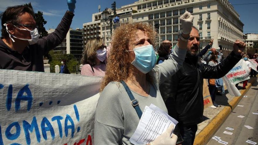 El profesorado se manifiesta en Atenas desafiando al confinamiento