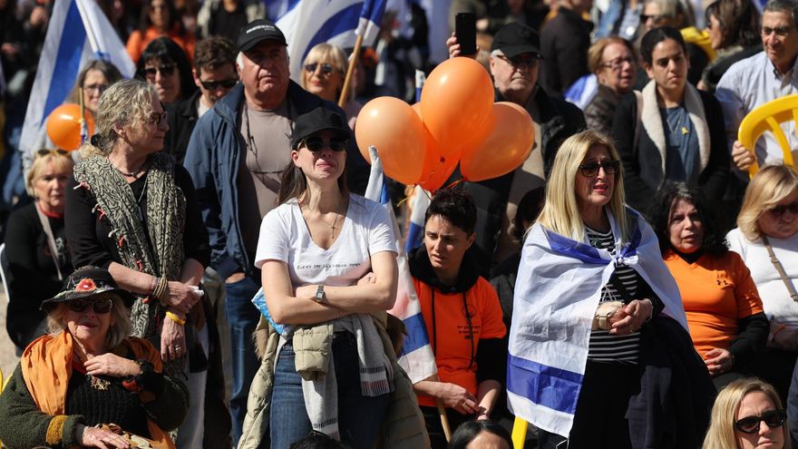 Miles de israelíes acompañan la procesión fúnebre de los Bibas