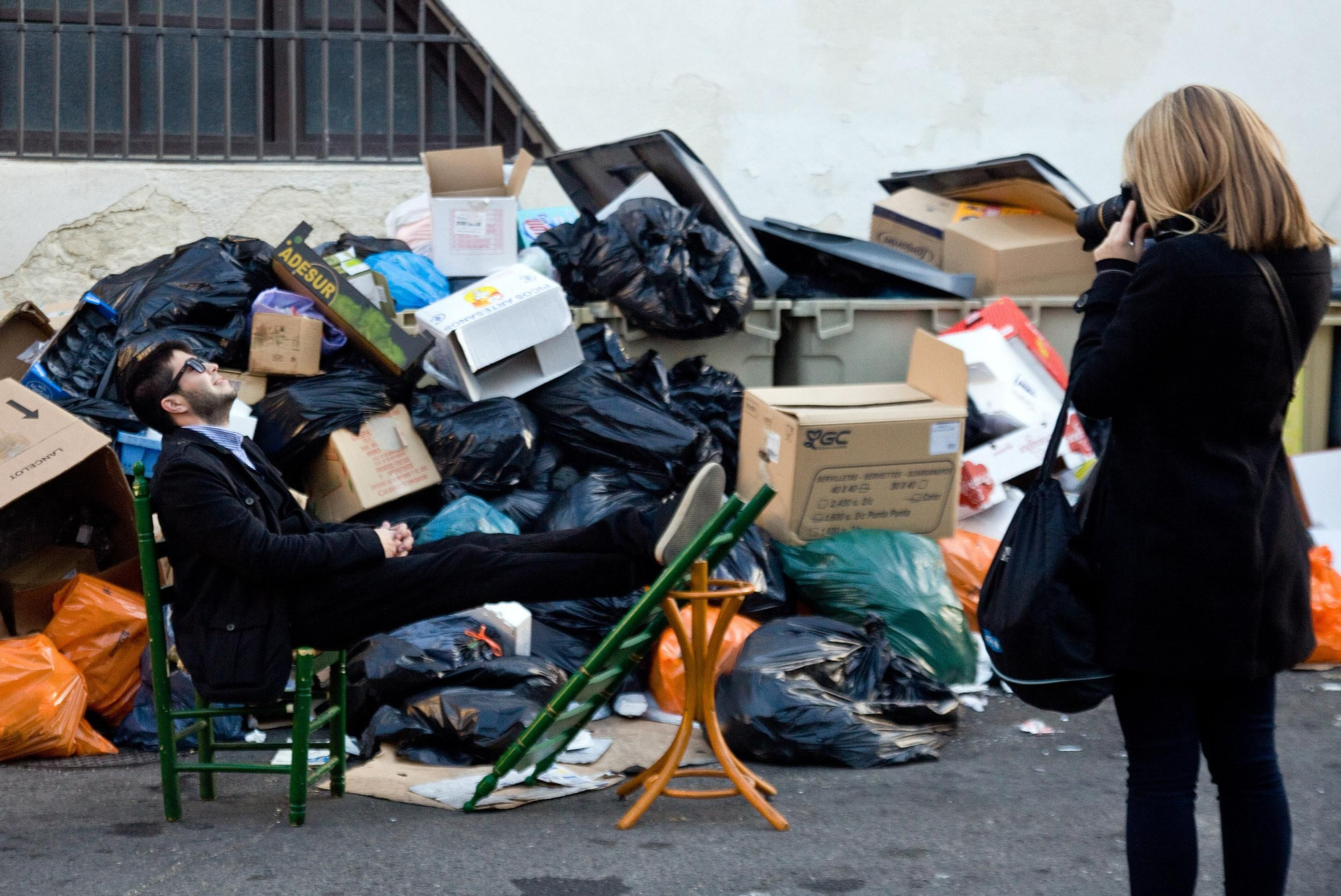Turistas se fotografían ante la basura acumulada durante la huelga / Foto: Luis Serrano