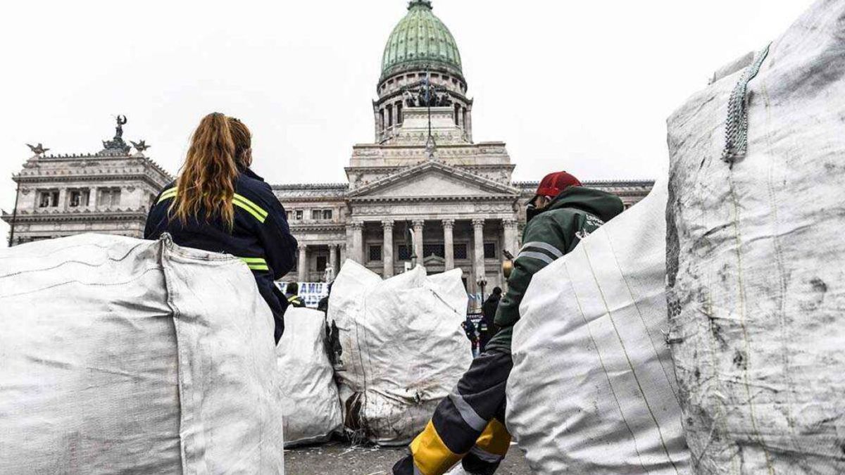 Recicladores urbanos protestan frente al Congreso