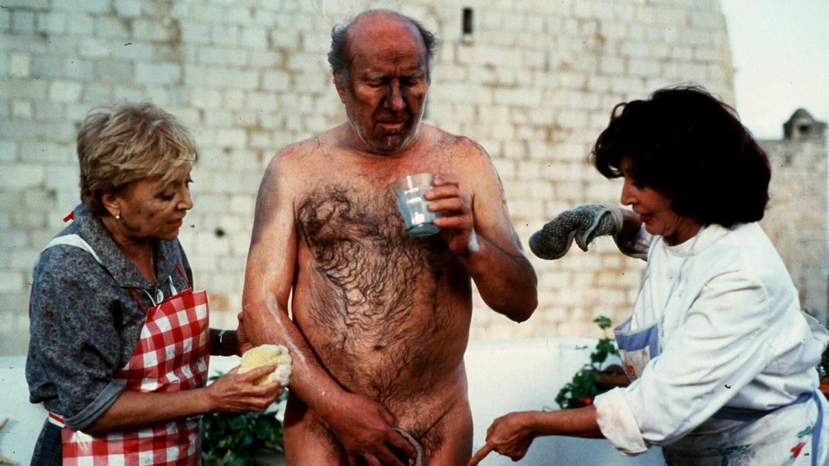 Michel Piccoli junto a Amparo Soler Leal (i) y Concha Velasco (d), durante el rodaje de 'París-Tumbuctú'