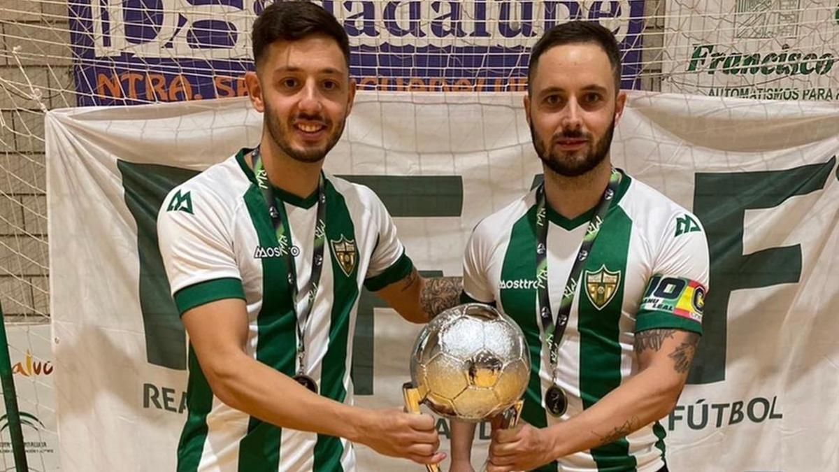 Los hermanos David y Manu Leal con la Copa de Andalucía.