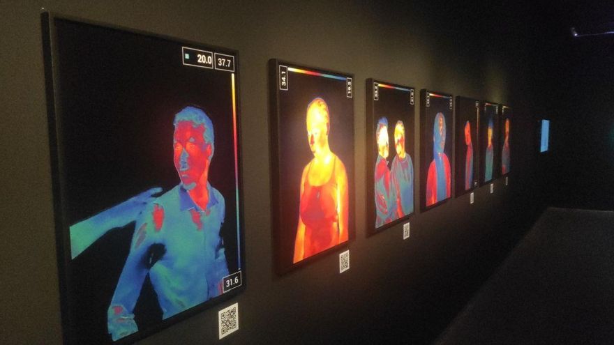 The Warmth es una imagen compuesta por imágenes y vídeos tomados con cámara térmica que captan el cambio de color en las caras y los cuerpos de mujeres rescatadas del tráfico de seres humanos, jóvenes refugiados y demandantes de asilo