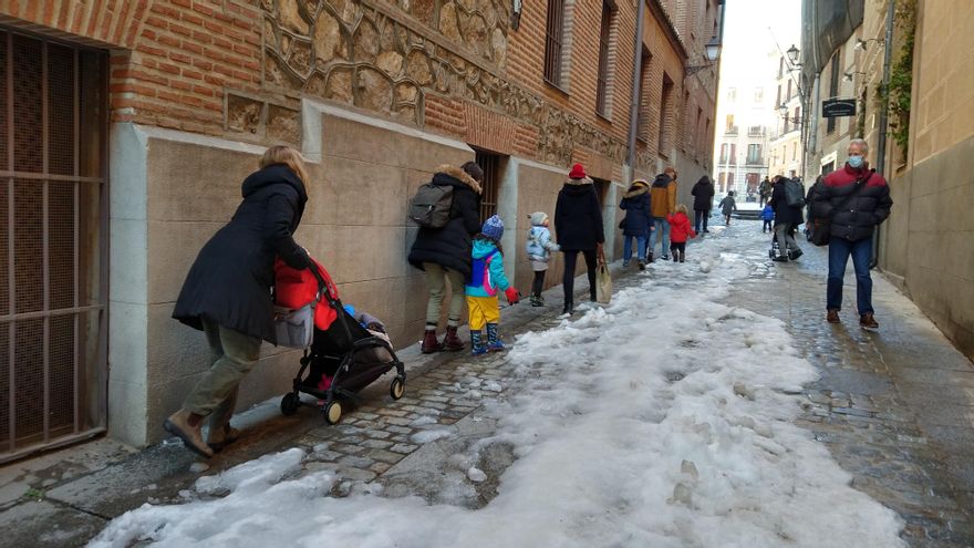 Familias del colegio La Paloma, camino de la concentración
