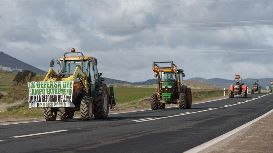 Unos 2.500 tractores participan en las protestas del campo extremeño contra Mercosur y la PAC