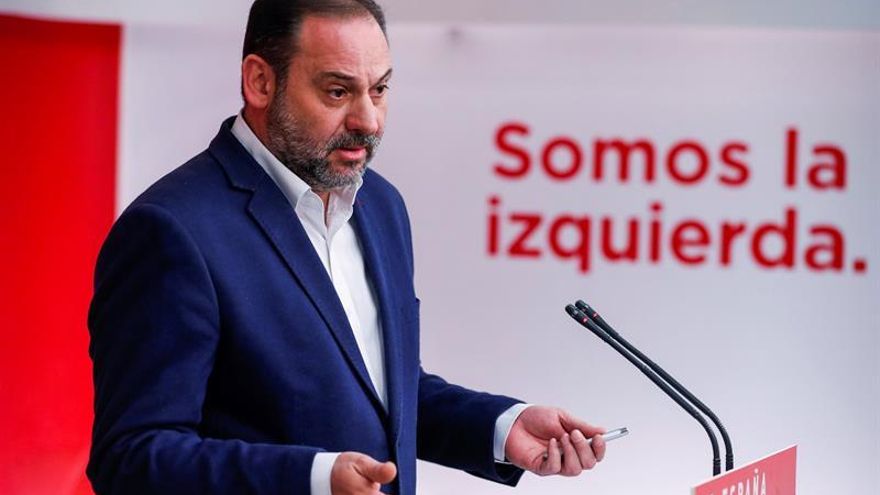 Ábalos tacha de "propuesta marginal" la de VOX de levantar un muro en la frontera de Ceuta