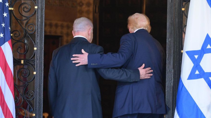 Fotografía cedida por la oficina del primer ministro israelí (GPO), Benjamín Netanyahu, que muestra al presidente de Estados Unidos, Donald Trump (d), ingresando junto a Netanyahu (i) a una reunión este lunes, en Miami (EE.UU.). EFE/ Oficina del primer ministro (GPO)