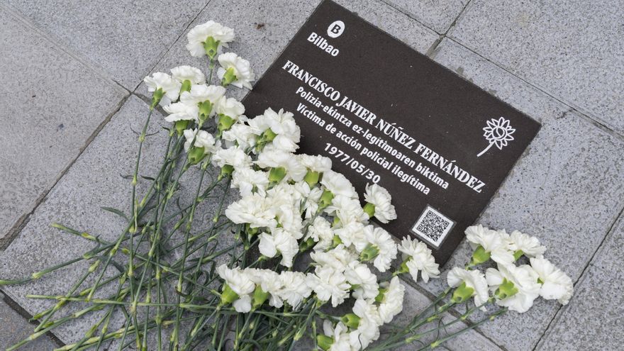 Primera placa en Bilbao de homenaje a una víctima de la violencia policial, Francisco Javier Núñez, asesinado en 1977