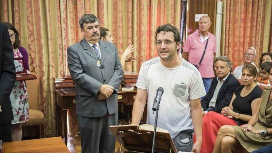 Dailos González en su toma de posesión como consejero del Cabildo de La Palma. Foto: LUZ RODRÍGUEZ.
