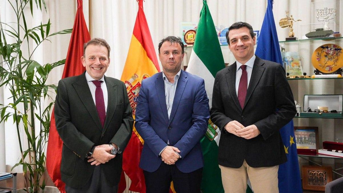 Juan Serrano (centro), junto al delegado de Fiestas y el alcalde de Córdoba.