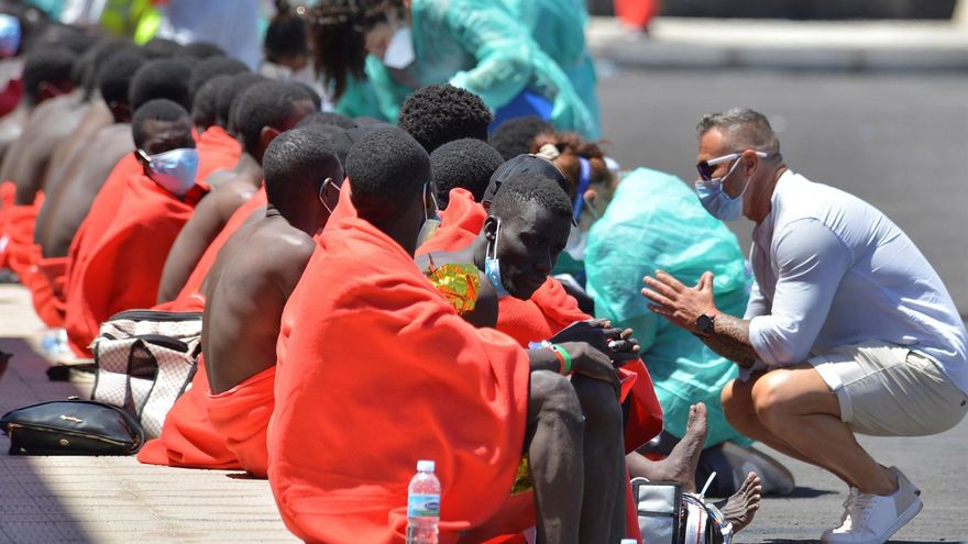 Un cayuco con más de un centenar de personas a bordo llega por sus propios medios a La Restinga, El Hierro