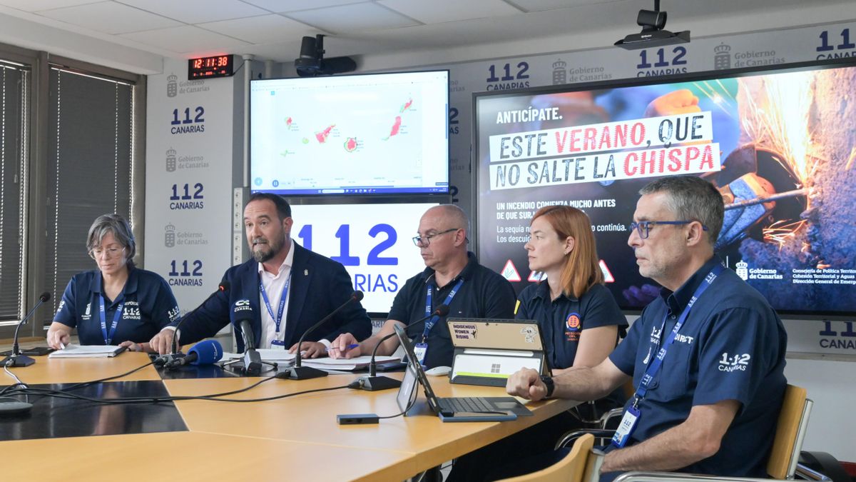Rueda de prensa tras la reunión técnica presidida por el viceconsejero de Emergencias y Aguas del Gobierno de Canarias, Marcos Lorenzo,