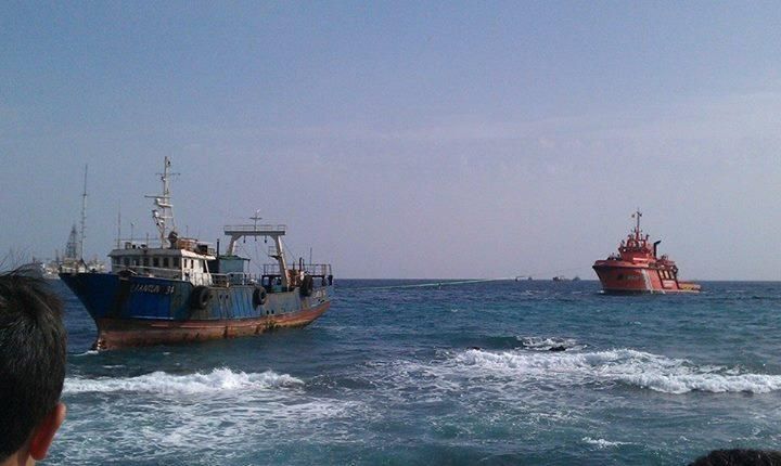 Labores para intentar retirar el buque encallado 'Lian Run'. Ángel Sarmiento.