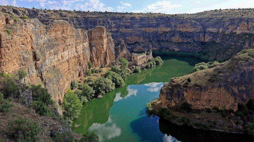 De 5.000 hectáreas y un río que corre por un cañón con paredes de 100 metros, en este parque natural habitan más de 700 parejas de buitres leonados