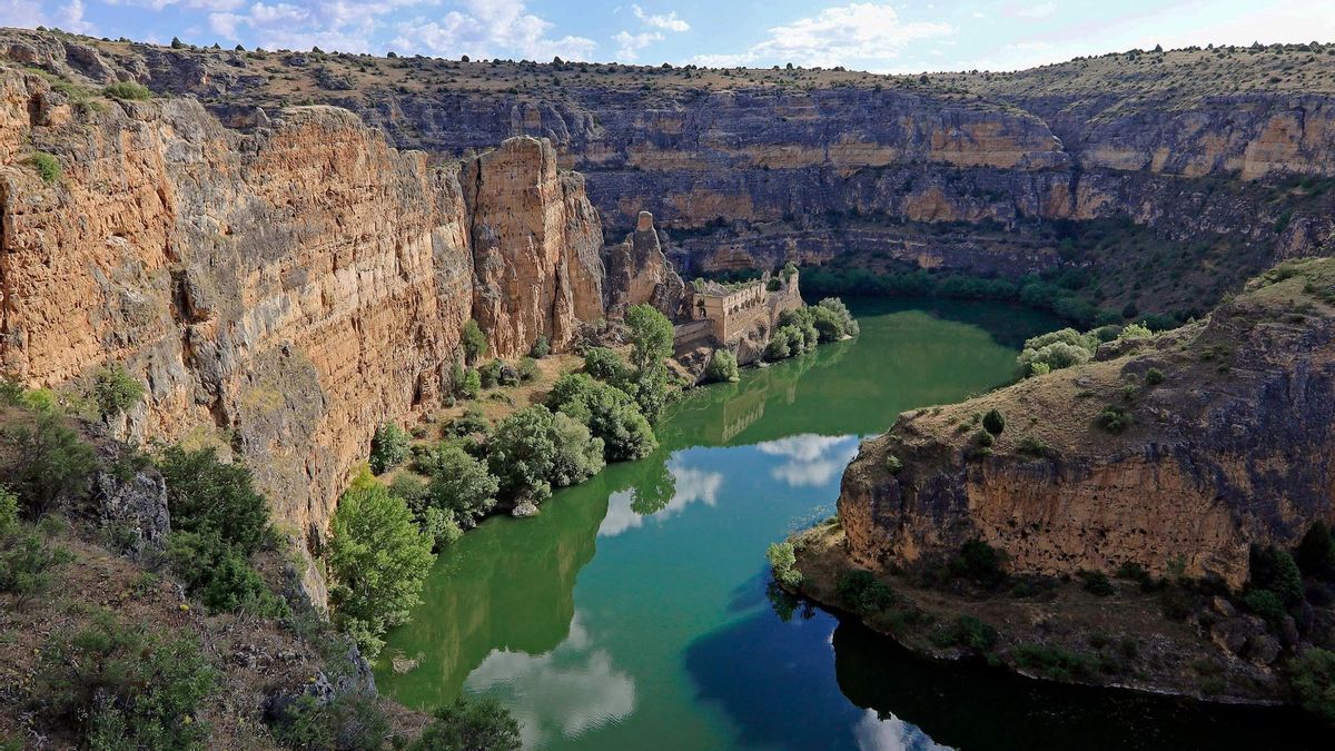 De 5.000 hectáreas y un río que corre por un cañón con paredes de 100 metros, en este parque natural habitan más de 700 parejas de buitres leonados