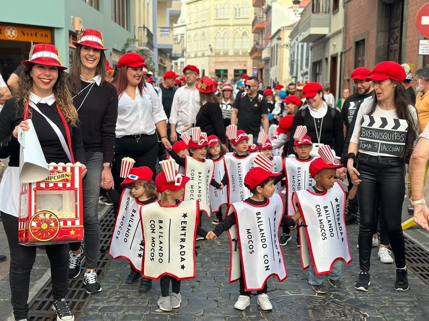 1.300 niñas y niños toman las calles de Santa Cruz de La Palma para anunciar el carnaval.
