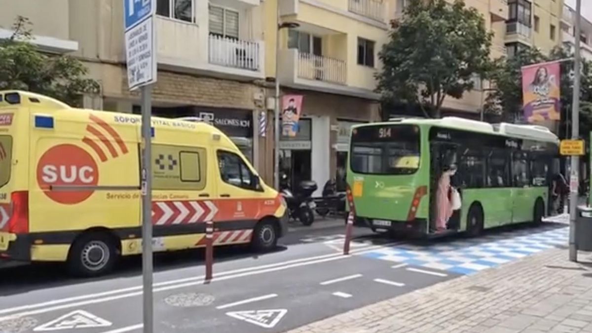 La ambulancia, esperando para poder pasar mientras la guagua no se puede apartar porque el carril bici está delimitado con pilonas.