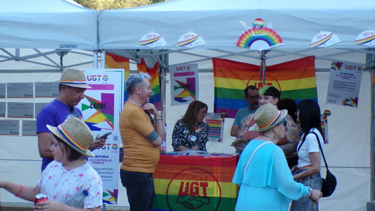 Las distintas asociaciones han colocado sus stands informativos en la Alameda