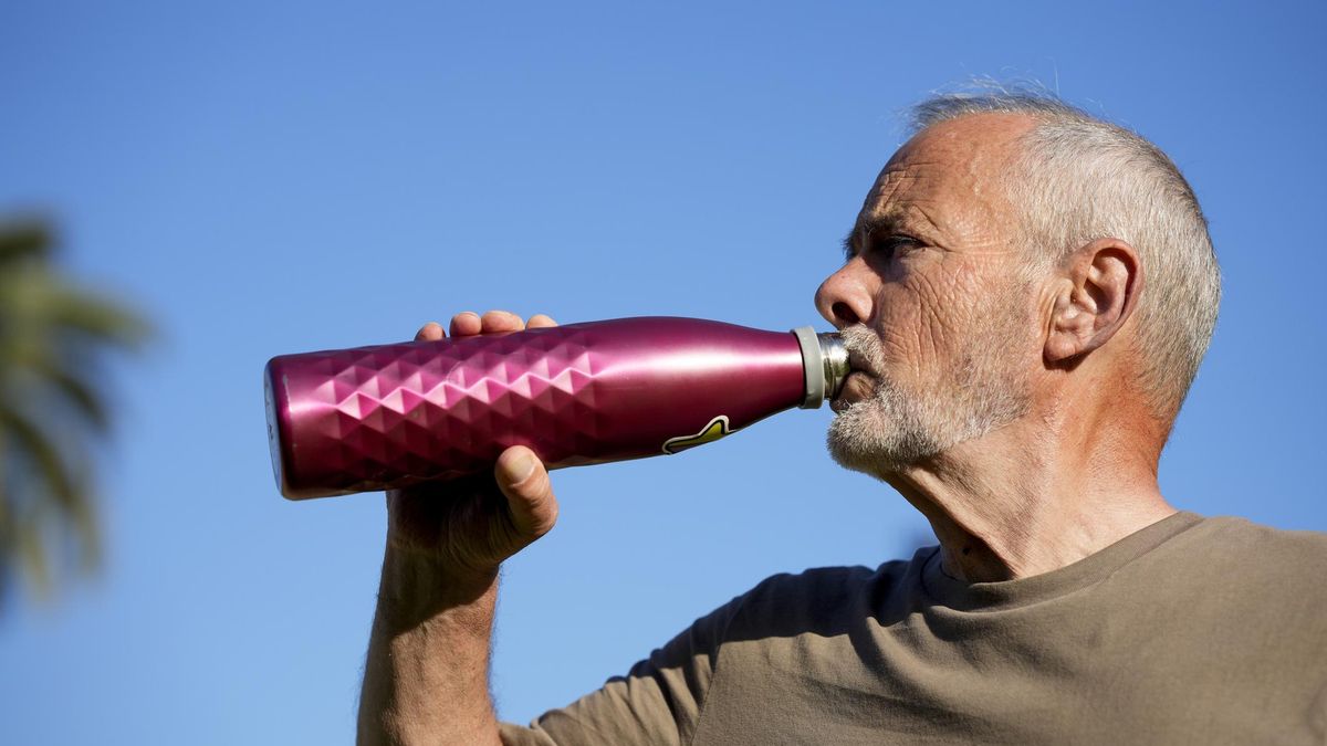 ¿Necesitas electrolitos? ¿El té refresca? ¿Es seguro beber cerveza? Cómo hidratarse durante una ola de calor