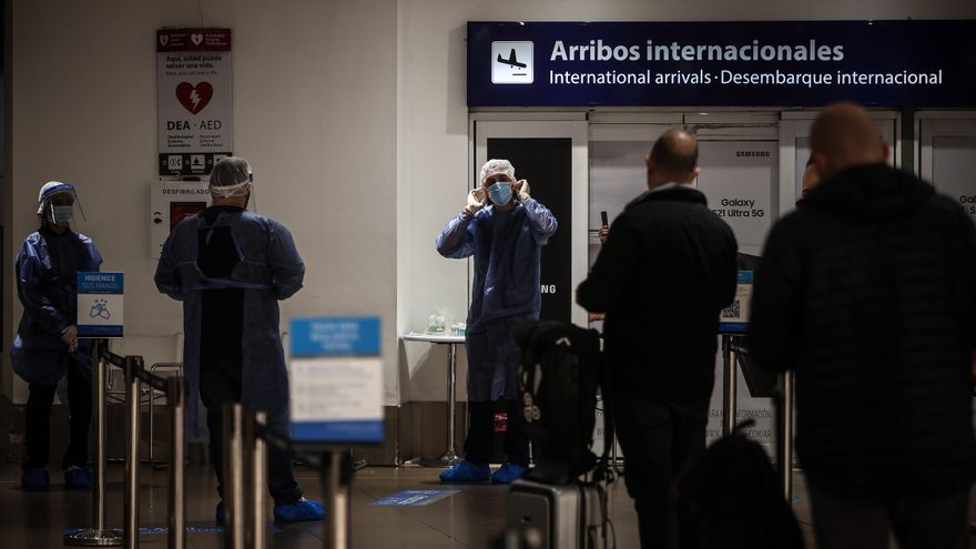 Viajeros llegan al Aeropuerto Internacional de Ezeiza, en la provincia de Buenos Aires (Argentina). EFE/Juan Ignacio Roncoroni/Archivo