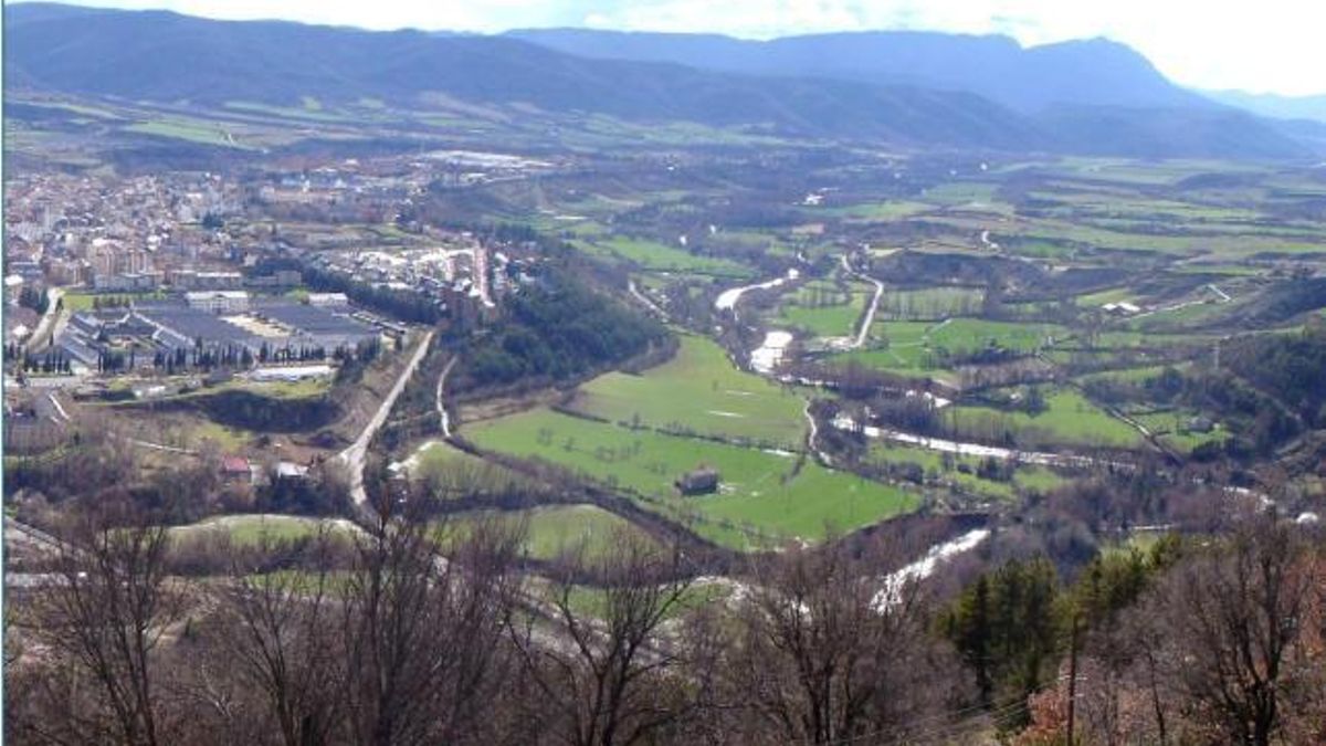 Vista hacia el oeste de la vega del Aragón afectada por la Variante Norte. A la izquierda, la cornisa arbolada del Paseo de la Cantera