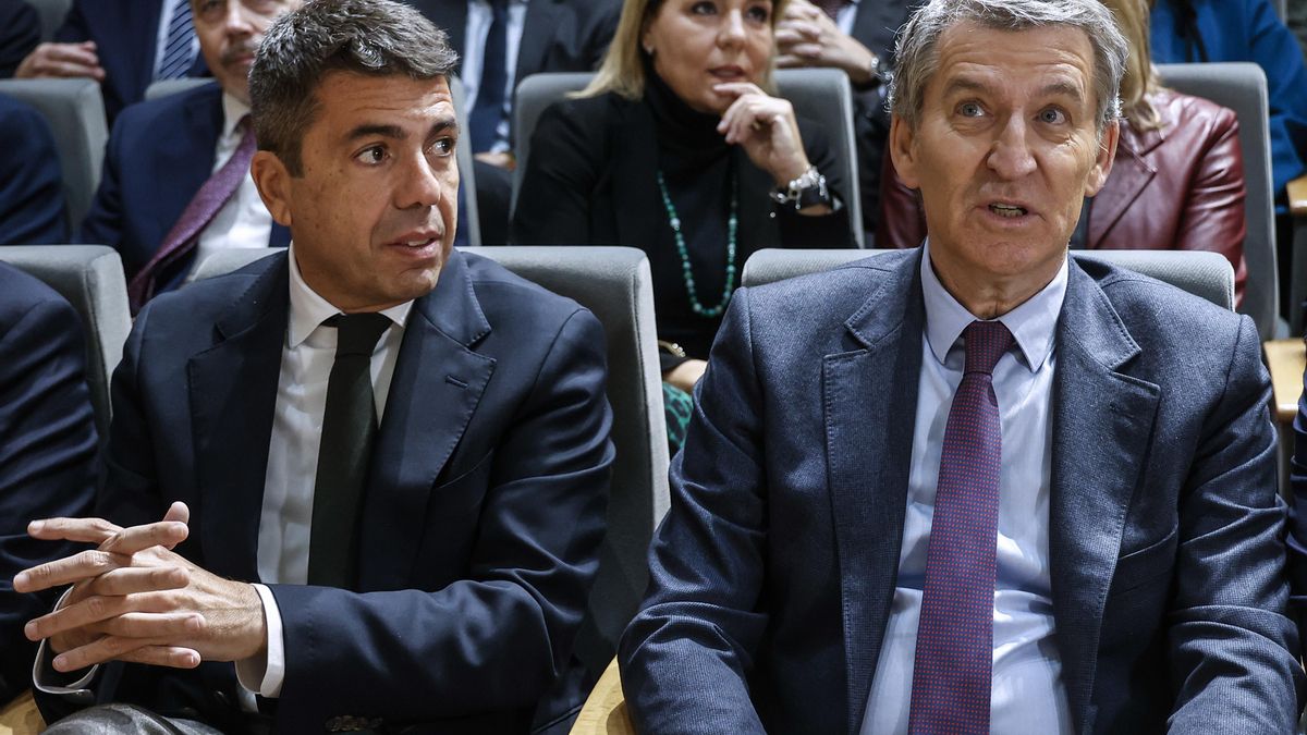 Archivo - El presidente del Partido Popular, Alberto Núñez Feijóo, y el president de la Comunidad Valenciana, Carlos Mazón, durante un encuentro empresarial, en la sede de la CEV, a 20 de enero de 2025, en Valencia, Comunidad Valenciana (España).