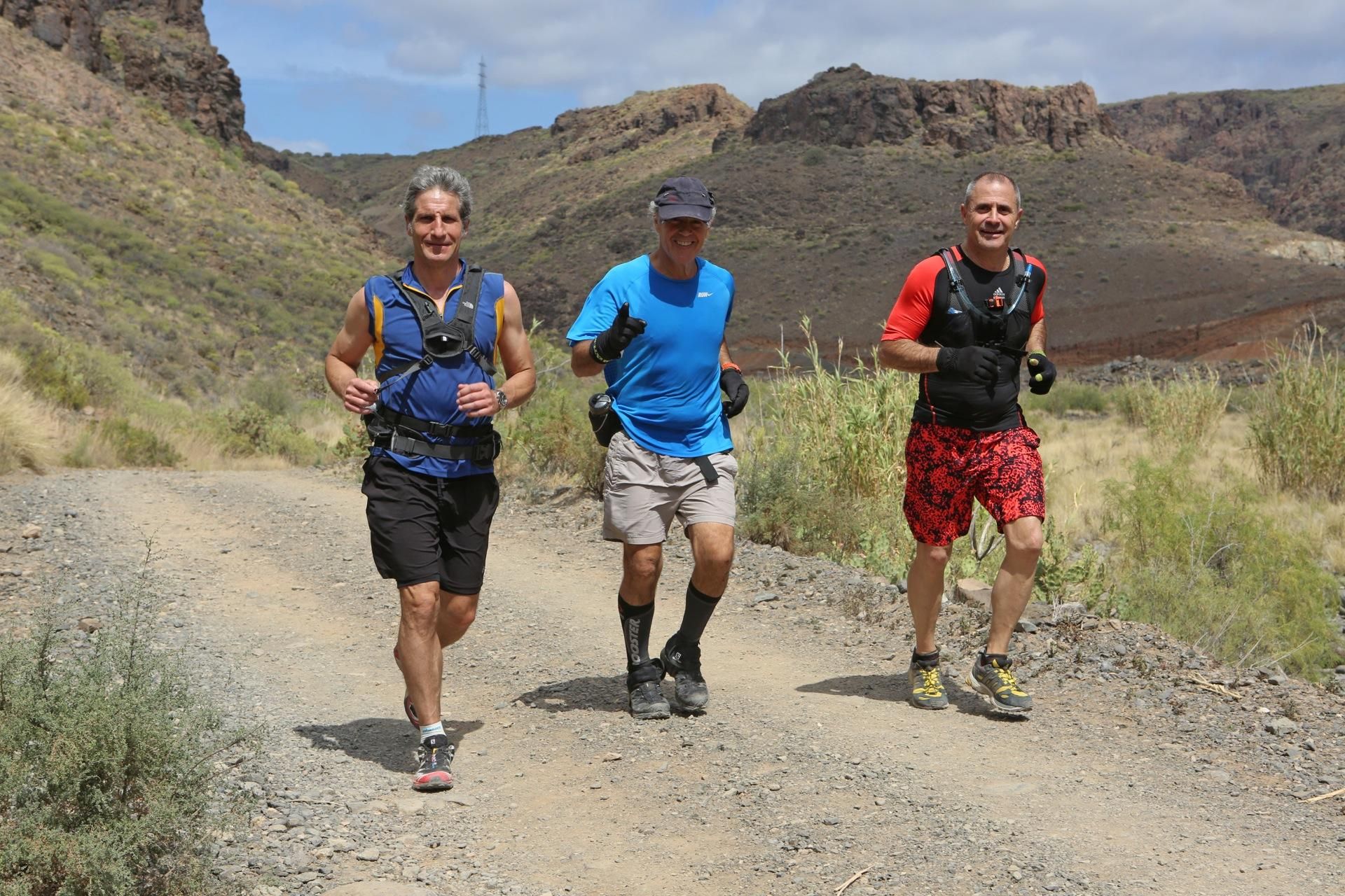 Participantes de la Transgrancanaria 2016 en el tramo del Barranco de Fataga. (Alejandro Ramos).