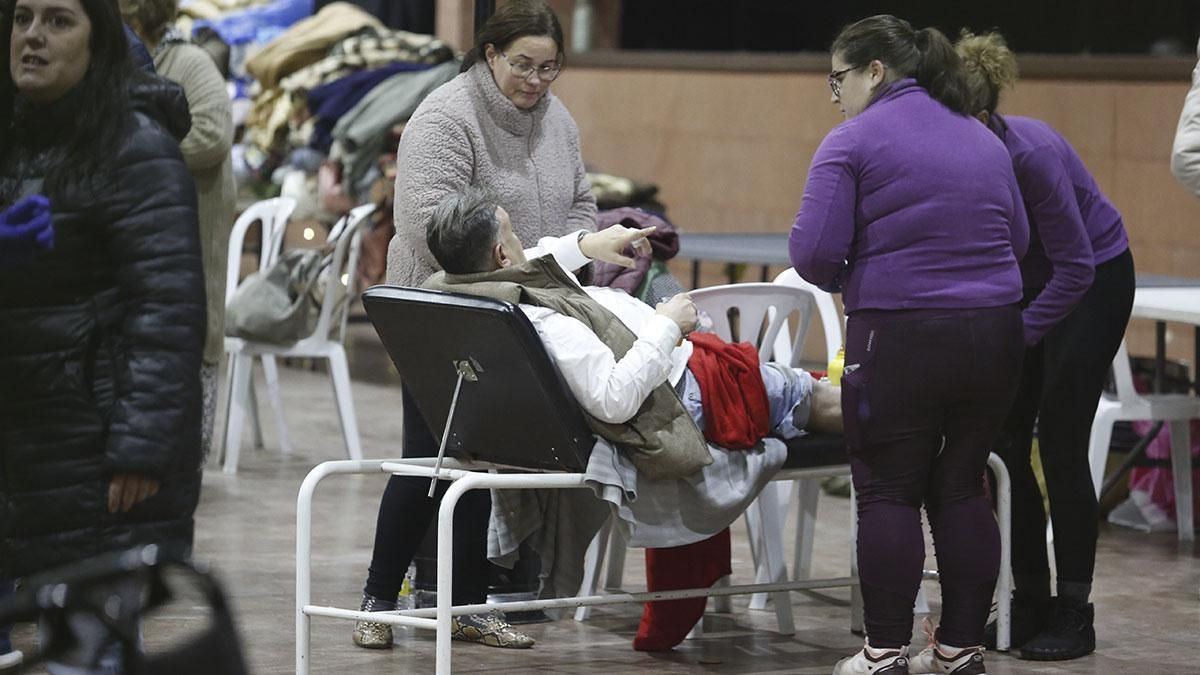 Pasajeros del tren descarrilado son trasladados a la caseta municipal de Adamuz