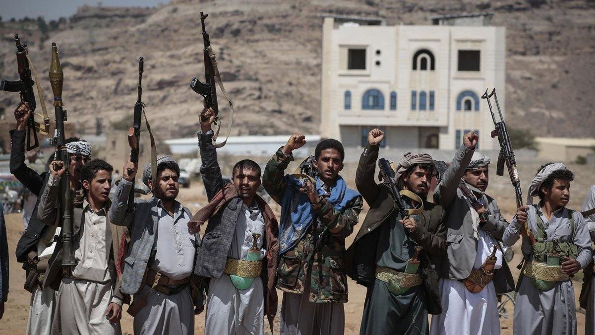 Archivo - Imagen de archivos de rebeldes hutíes en un funeral por víctimas de un ataque de EEUU en Saná (Yemen)