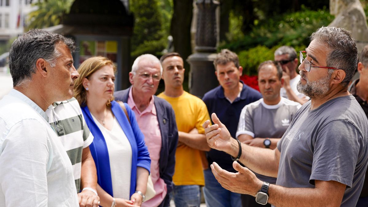 El alcalde de Cangas de Narcea, José Luis Fontaniella (i), charla con Carlos Menéndez (d), portavoz de los mineros, durante una visita de alcaldes a la acampada de los trabajadores de TYC Narcea el jueves, día 18, en el Paseo de los Álamos de Oviedo/Uviéu.