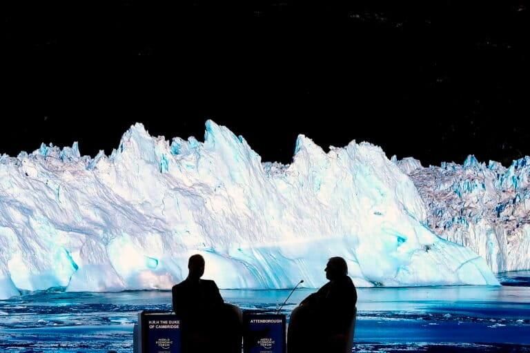 A la derecha: El príncipe William del Reino Unido y David Attenborough observan la proyección del nuevo documental de Attenborough, Our Planet, durante una sesión de la reunión anual del Foro Económico Mundial en Davos, Suiza, el 22 de enero de 2019. Foto: Markus Schreiber/Archivo AP