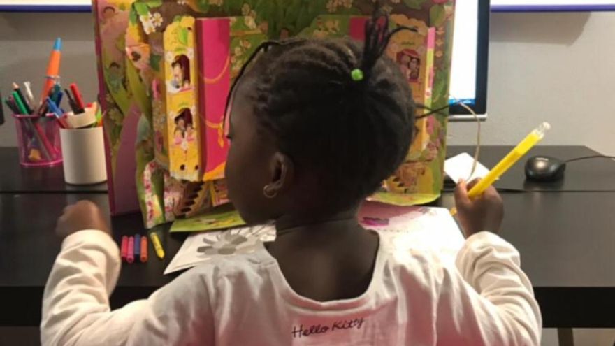 Algunas mujeres acuden a alfabetización con sus hijos pequeños, a los que hay que entretener mientras sus madres aprenden